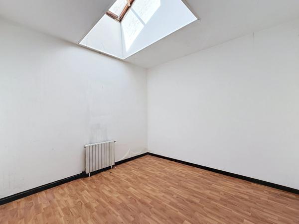 Maison de ville 90 m² – Grand séjour avec mezzanine – 2 chambres – Deux garages et cave – Centre de Sainte-Foy-la-Grande