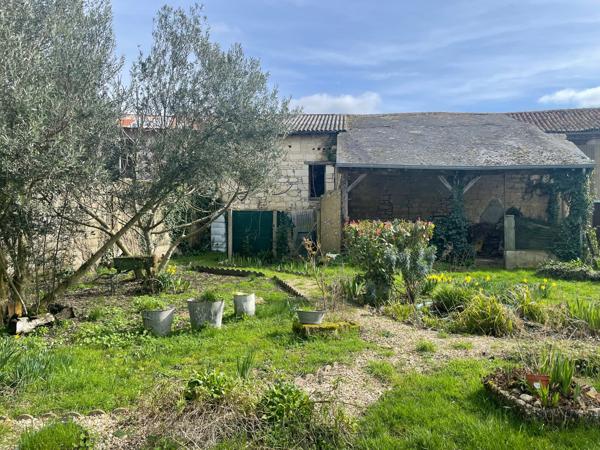 MAISON DE VILLE AVEC JARDIN et DEPENDANCES -Centre MIREBEAU