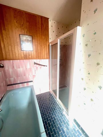 MAISON DE VILLE AVEC JARDIN et DEPENDANCES -Centre MIREBEAU