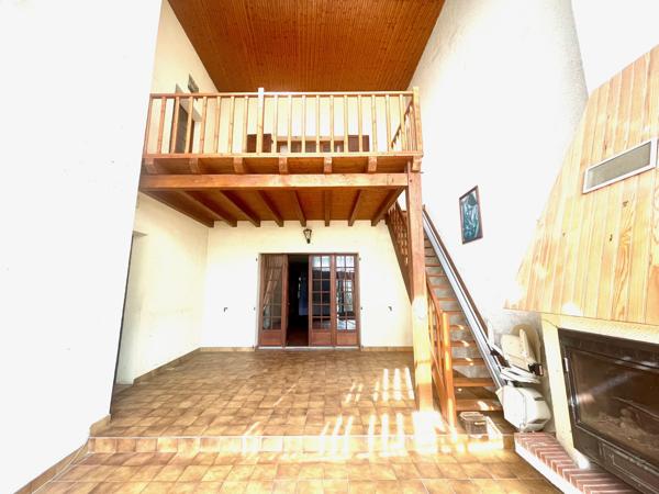 MAISON DE VILLE AVEC JARDIN et DEPENDANCES -Centre MIREBEAU