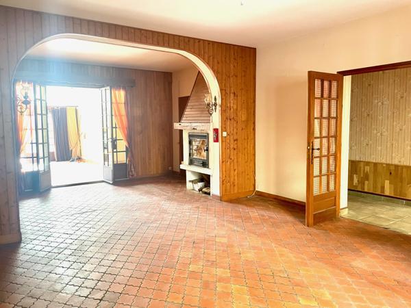 MAISON DE VILLE AVEC JARDIN et DEPENDANCES -Centre MIREBEAU