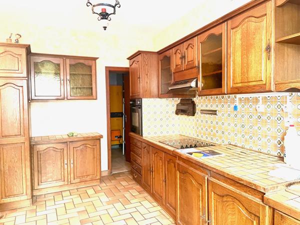 MAISON DE VILLE AVEC JARDIN et DEPENDANCES -Centre MIREBEAU