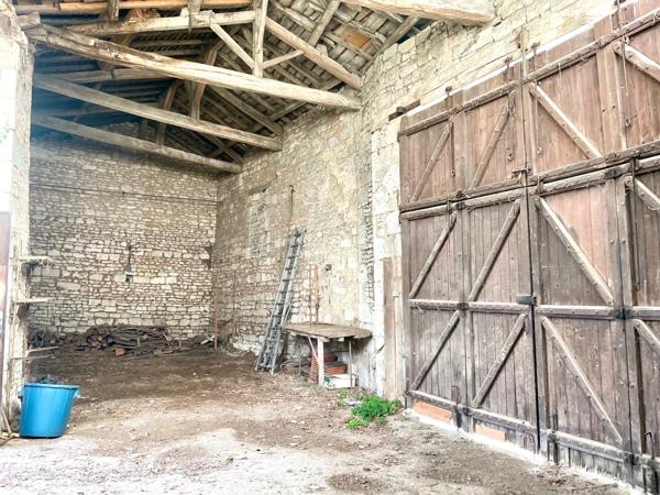 MAISON DE VILLE AVEC JARDIN et DEPENDANCES -Centre MIREBEAU