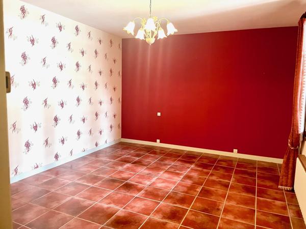 MAISON DE VILLE AVEC JARDIN et DEPENDANCES -Centre MIREBEAU