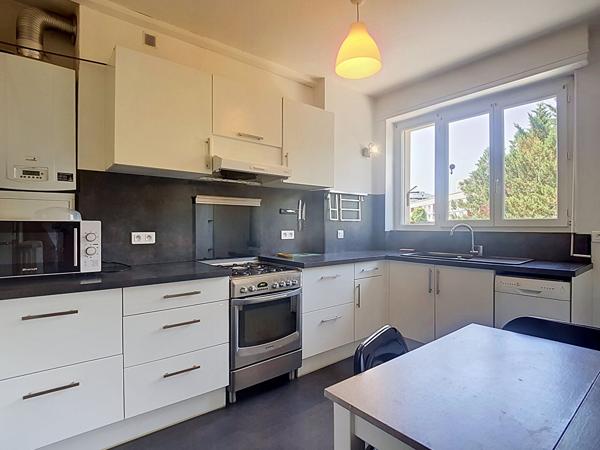 A LOUER PAU Avenue des Lilas - Appartement T4 meublé avec avec balcon au dernier étage d'une résidence sécurisée