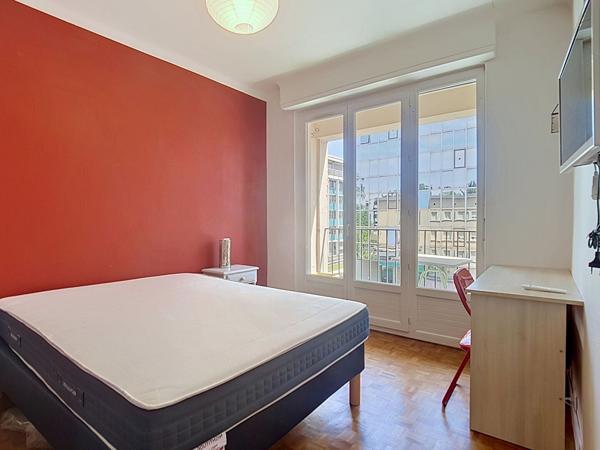A LOUER PAU Avenue des Lilas - Appartement T4 meublé avec avec balcon au dernier étage d'une résidence sécurisée