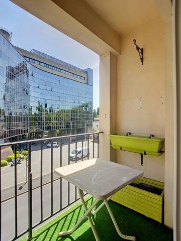 A LOUER PAU Avenue des Lilas - Appartement T4 meublé avec avec balcon au dernier étage d'une résidence sécurisée