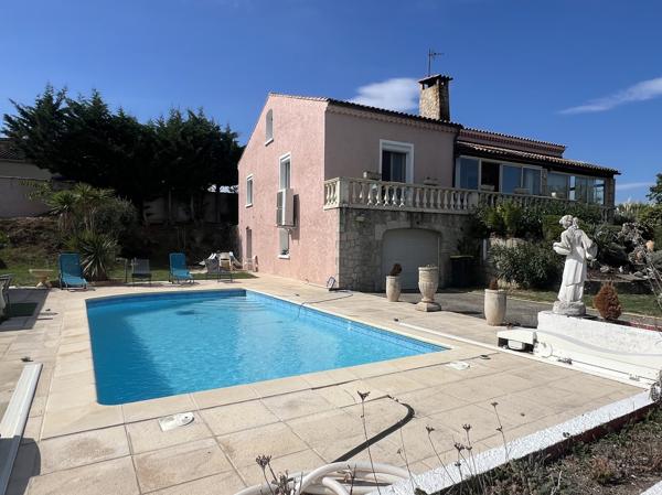 Villa de 120m2 avec piscine et vue dominante