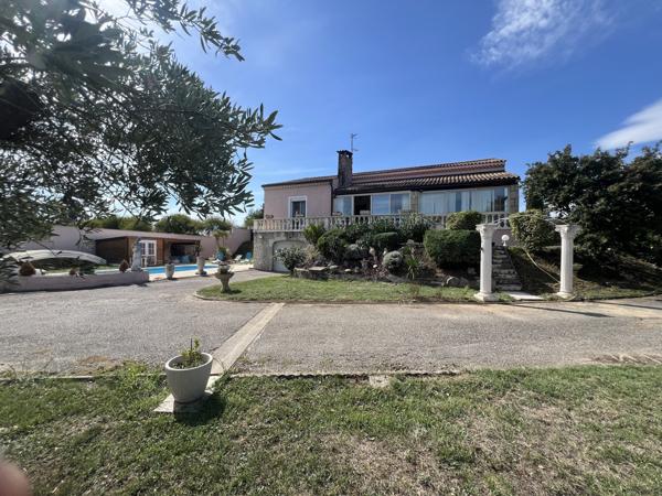 Villa de 120m2 avec piscine et vue dominante
