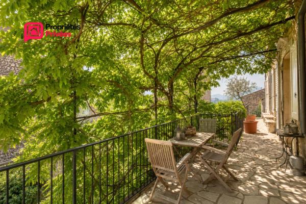ALES en périphérie à Saint-Hilaire-de-Brethmas   Superbe Appartement P4 de caractère dans un mas du XVIII siècle, avec patio privatif, piscine et parking