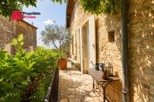 ALES en périphérie à Saint-Hilaire-de-Brethmas   Superbe Appartement P4 de caractère dans un mas du XVIII siècle, avec patio privatif, piscine et parking