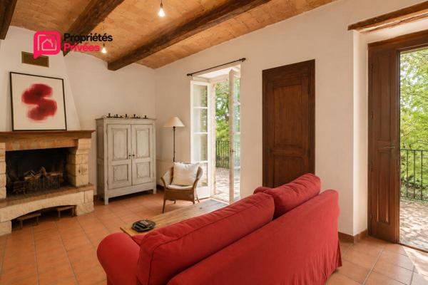 ALES en périphérie à Saint-Hilaire-de-Brethmas   Superbe Appartement P4 de caractère dans un mas du XVIII siècle, avec patio privatif, piscine et parking