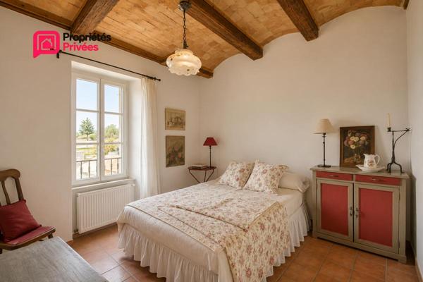 ALES en périphérie à Saint-Hilaire-de-Brethmas   Superbe Appartement P4 de caractère dans un mas du XVIII siècle, avec patio privatif, piscine et parking