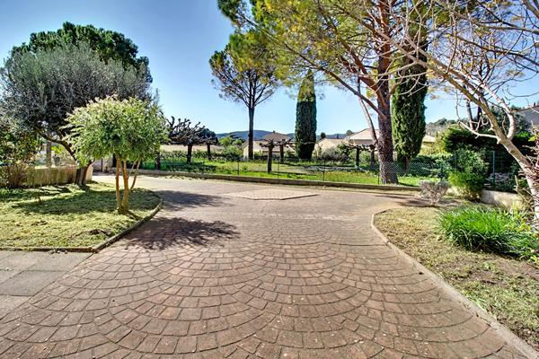 A VENDRE en exclusivité ! Draguignan Maison proche des commodités 2 chambres Terrain 675 m²