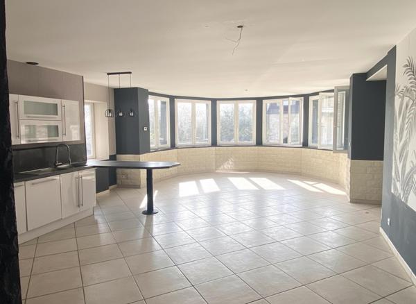 Appartement avec terrasse, deux places de parking