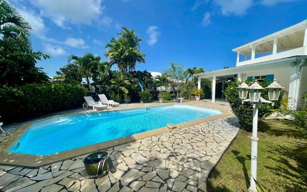 Maison à vendre    5 pièces • 203,63 m2 Baie-Mahault