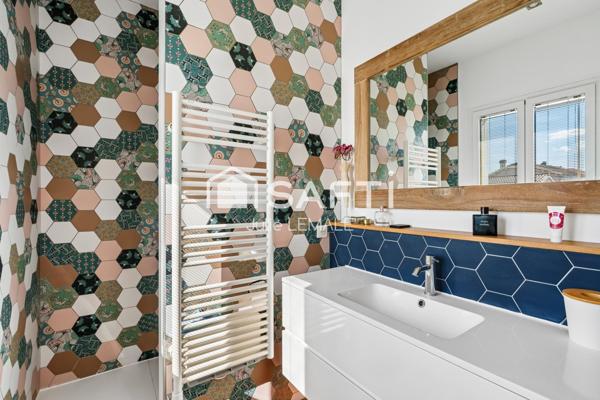 À deux pas du Forum de Talence et du tramway, charmante maison rénovée avec terrasse et cave — un véritable coup de cœur en plein centre de Talence !