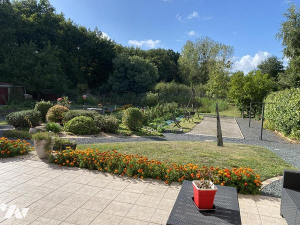 SAINT JULIEN DES LANDES Maison avec Environnement calme
