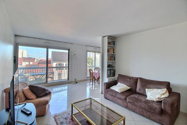 Appartement 2 pieces avec balcon - cave et parking