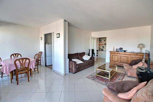 Appartement 2 pieces avec balcon - cave et parking