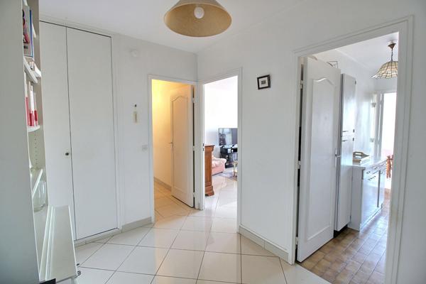 Appartement 2 pieces avec balcon - cave et parking