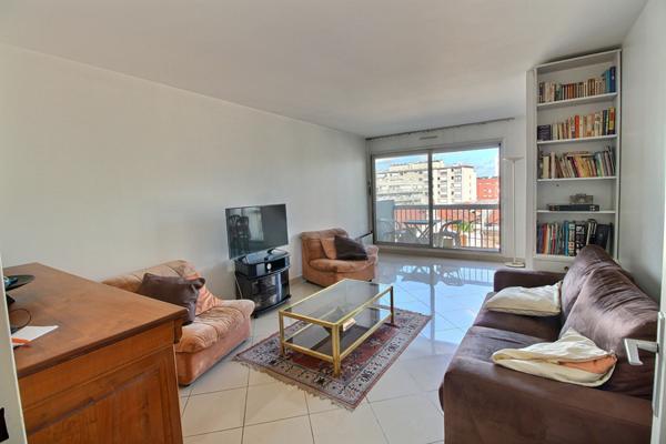 Appartement 2 pieces avec balcon - cave et parking