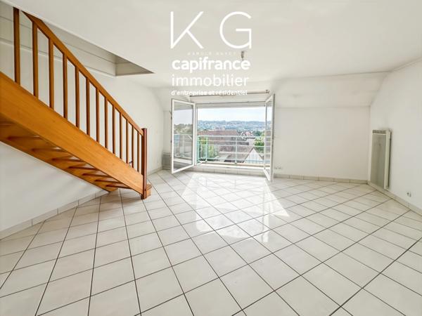 Calvados (14), Appartement duplex 90 m² (75 m² Carrez) proche TROUVILLE-SUR-MER, balcon, 3 chambres, double parking couvert