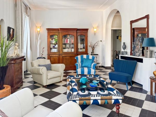 VICHY – Quartier République – Appartement de caractère 80 m² avec garage et caves dans maison Art déco