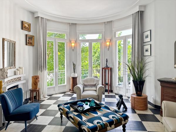 VICHY – Quartier République – Appartement de caractère 80 m² avec garage et caves dans maison Art déco