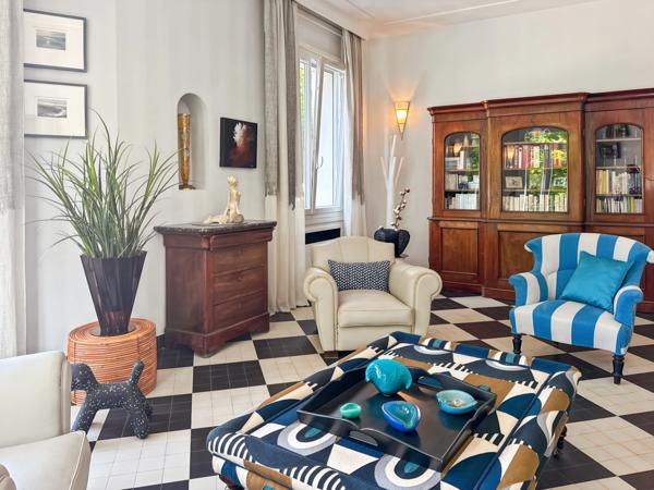 VICHY – Quartier République – Appartement de caractère 80 m² avec garage et caves dans maison Art déco