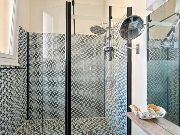VICHY – Quartier République – Appartement de caractère 80 m² avec garage et caves dans maison Art déco