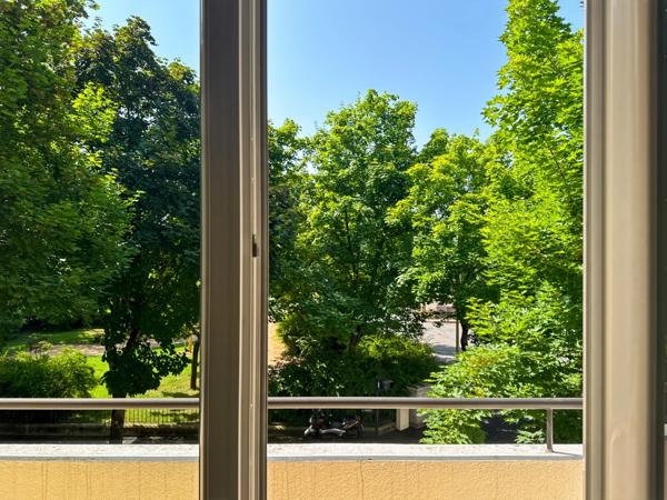 VICHY – Quartier République – Appartement de caractère 80 m² avec garage et caves dans maison Art déco