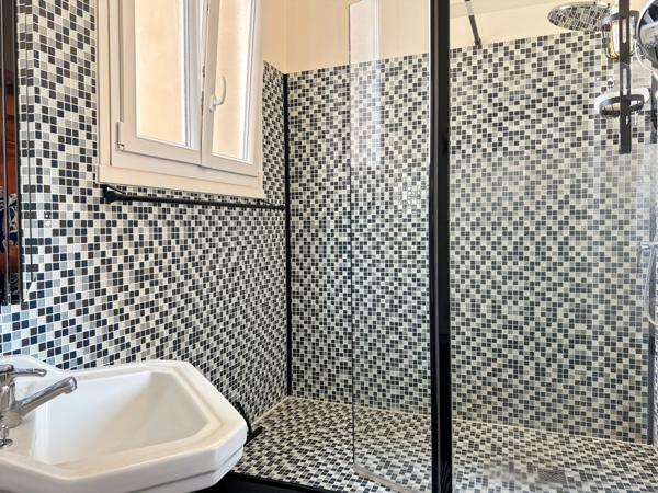 VICHY – Quartier République – Appartement de caractère 80 m² avec garage et caves dans maison Art déco