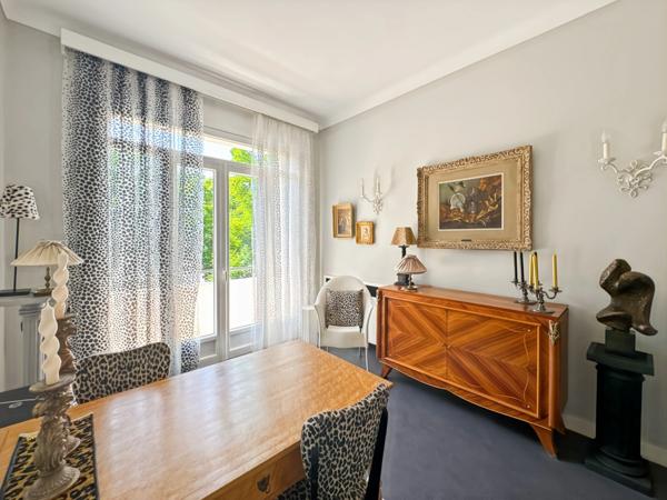 VICHY – Quartier République – Appartement de caractère 80 m² avec garage et caves dans maison Art déco