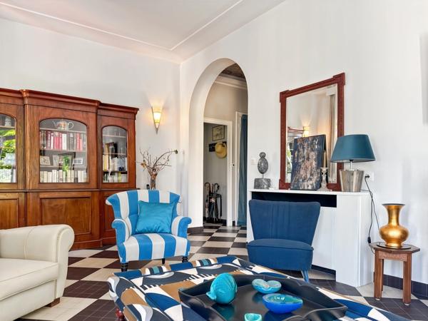VICHY – Quartier République – Appartement de caractère 80 m² avec garage et caves dans maison Art déco