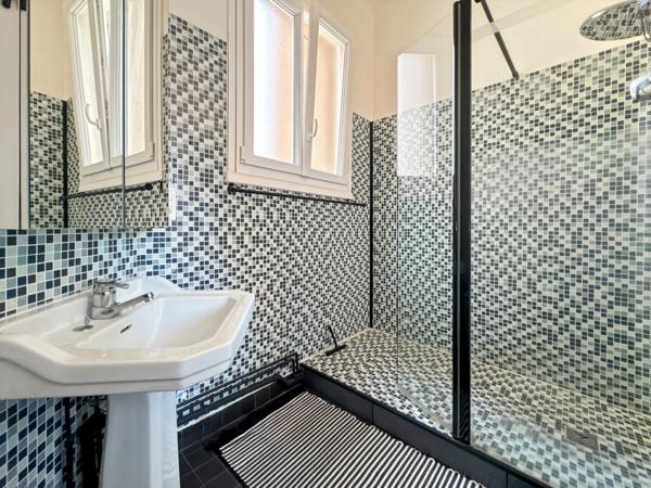 VICHY – Quartier République – Appartement de caractère 80 m² avec garage et caves dans maison Art déco