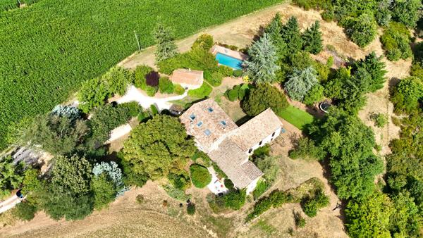 Corps de ferme rénové avec gîte indépendant, piscine et plus d'un hectare de terrain à PLATS