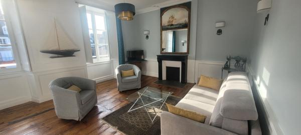 - TYPE 2 DE STANDING - APPARTEMENT MEUBLÉ de 58 M² A LOUER - VANNES HYPER CENTRE -