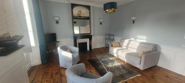 - TYPE 2 DE STANDING - APPARTEMENT MEUBLÉ de 58 M² A LOUER - VANNES HYPER CENTRE -