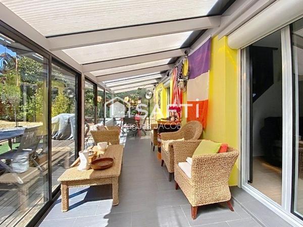Proche toutes commodités maison avec 4 chambres, véranda et sous-sol