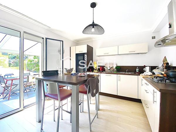 Proche toutes commodités maison avec 4 chambres, véranda et sous-sol