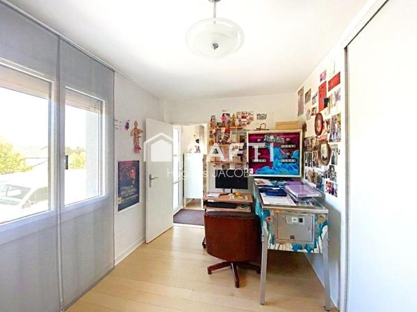 Proche toutes commodités maison avec 4 chambres, véranda et sous-sol