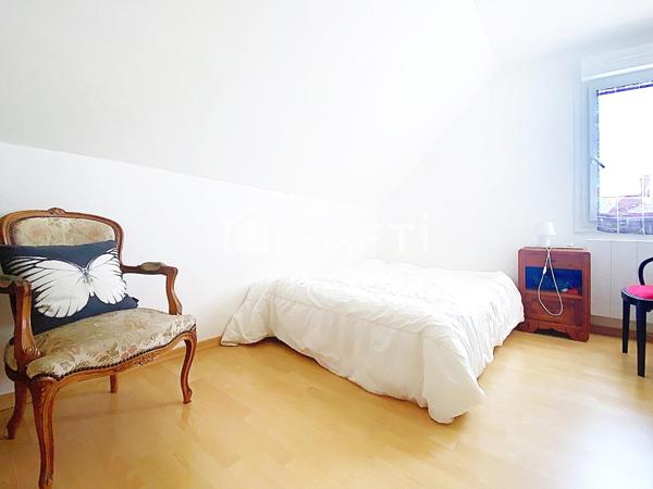 Proche toutes commodités maison avec 4 chambres, véranda et sous-sol