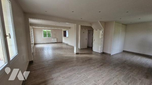 Maison d'habitation comprenant :