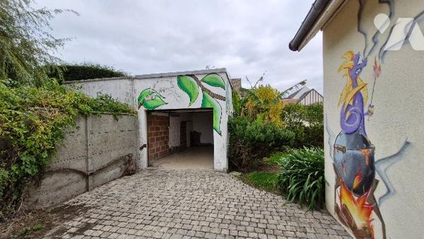 Maison d'habitation comprenant :