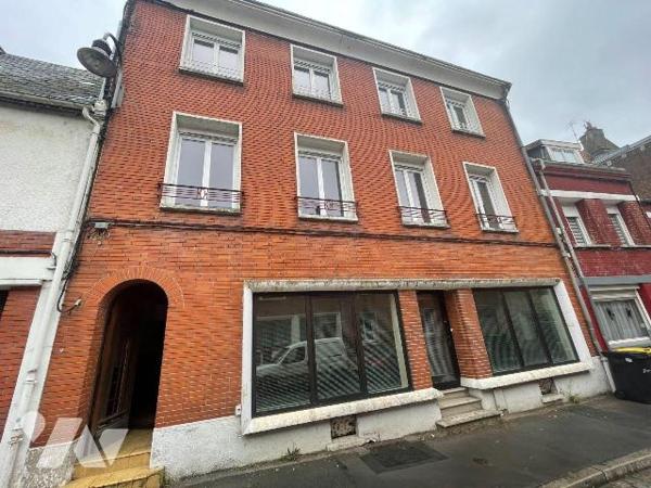 A VENDRE immeuble de rapport ST POL SUR TERNOISE au Centre ville.
- RDC  local commerciale : 4...