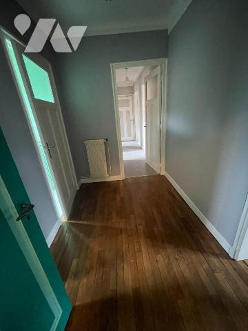 A VENDRE immeuble de rapport ST POL SUR TERNOISE au Centre ville.
- RDC  local commerciale : 4...