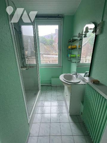 A VENDRE immeuble de rapport ST POL SUR TERNOISE au Centre ville.
- RDC  local commerciale : 4...