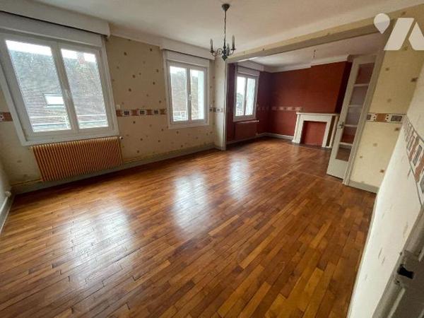 A VENDRE immeuble de rapport ST POL SUR TERNOISE au Centre ville.
- RDC  local commerciale : 4...