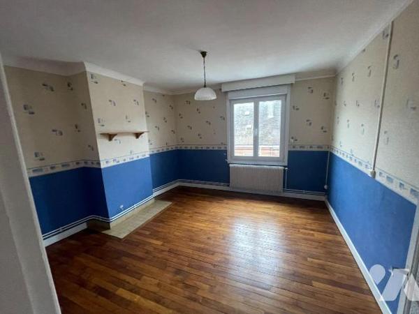 A VENDRE immeuble de rapport ST POL SUR TERNOISE au Centre ville.
- RDC  local commerciale : 4...